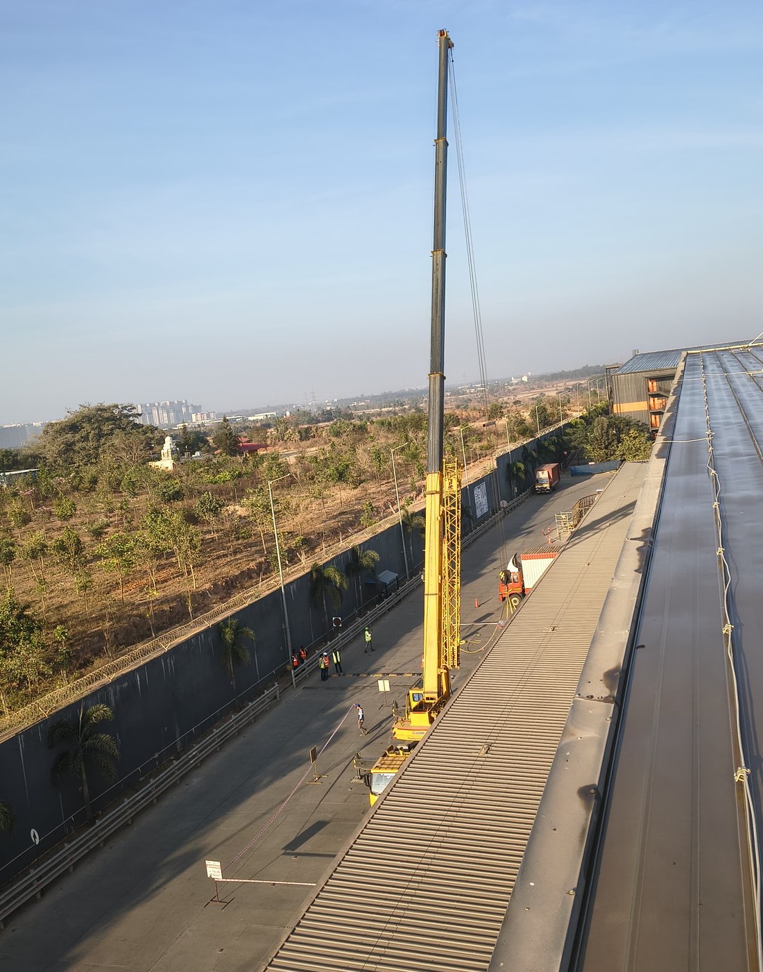 60-ton crane positioned for the ridge-closing lift